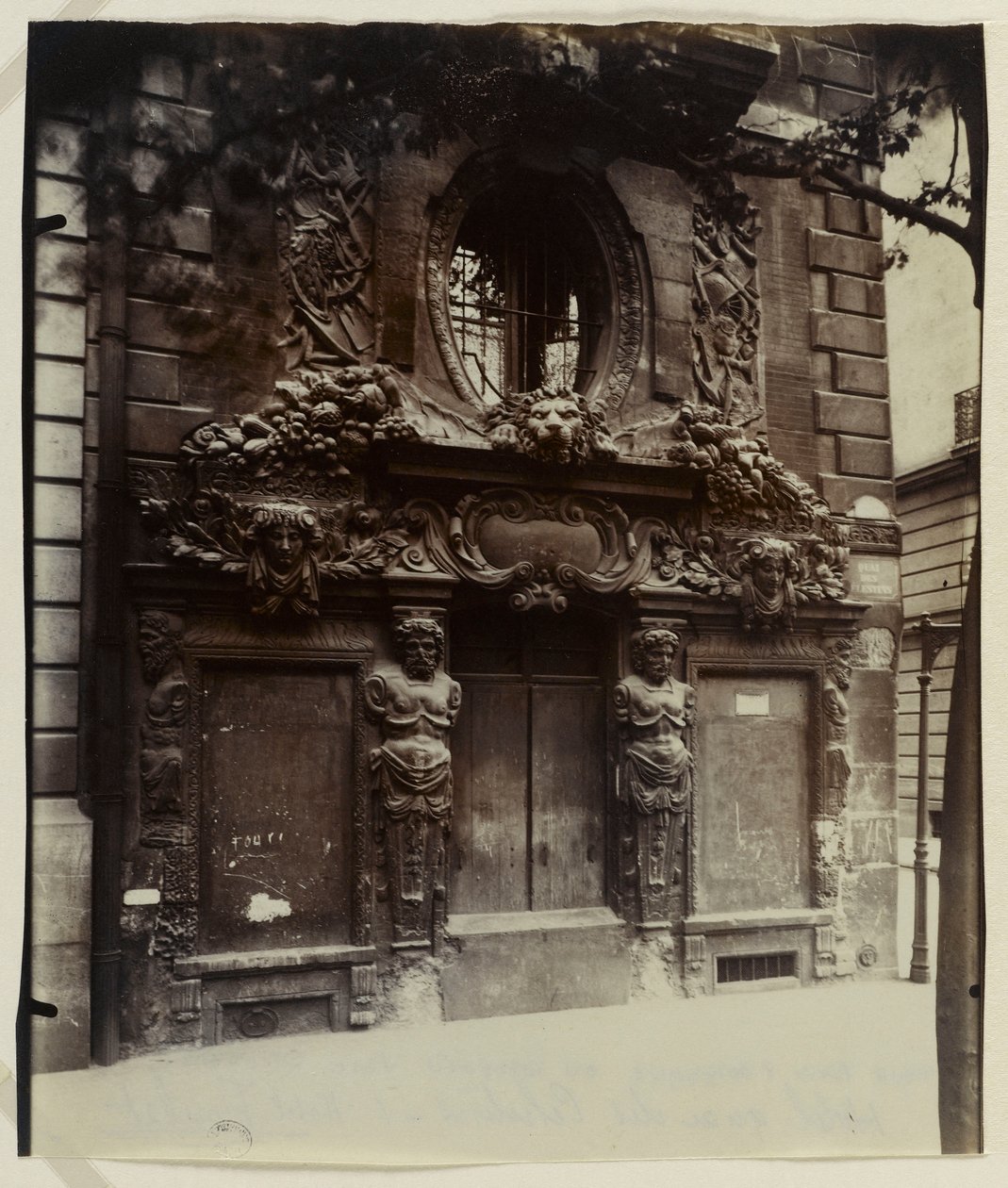 Hôtel de Fieubet tai Hôtel de la Valette (nykyinen yksityinen Massillon-laitos), 2 bis quai des Celestins, 4th arrondissement, Paris (albumiprintti) tekijältä Eugène Atget