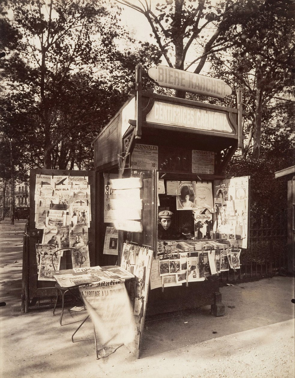 Kioski Pariisissa, n. 1910 (seepiakuva) tekijältä Eugène Atget