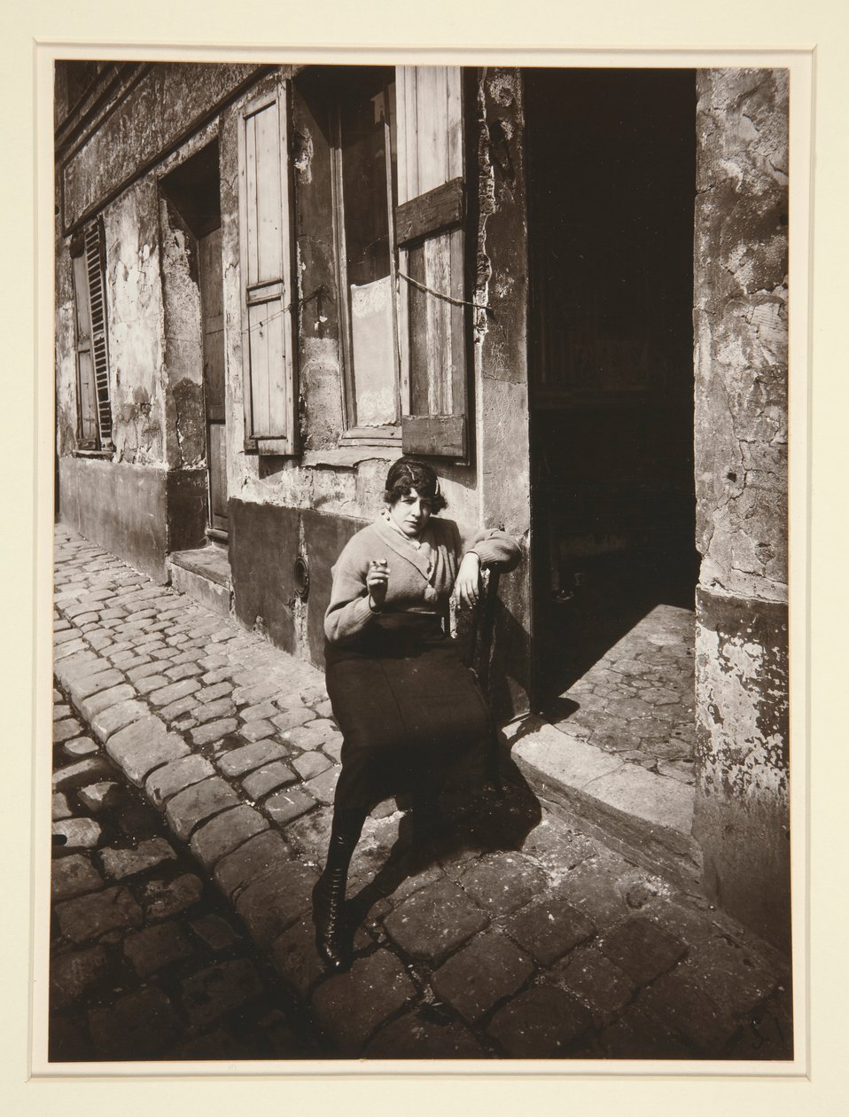 La Villette, julkinen tyttö kelloamassa, 19. Huhtikuu 1921 (La Villette, Streetwalker Waiting for a Client, 19th arrondissement, huhtikuu 1921) tekijältä Eugène Atget