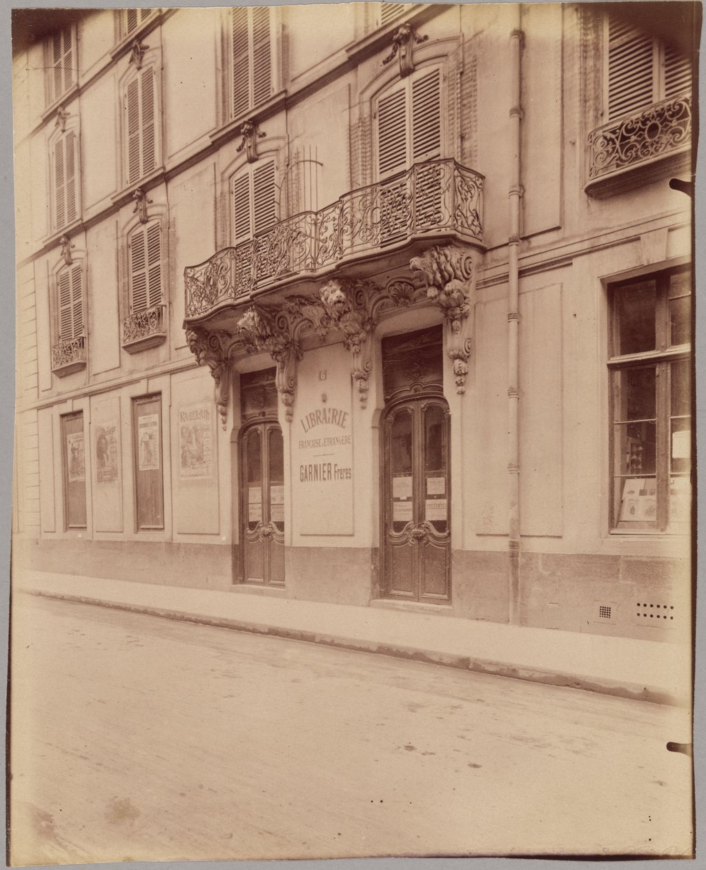 [Librairie Garnier Frères, 6 rue des Saints-Pères]. tekijältä Eugène Atget