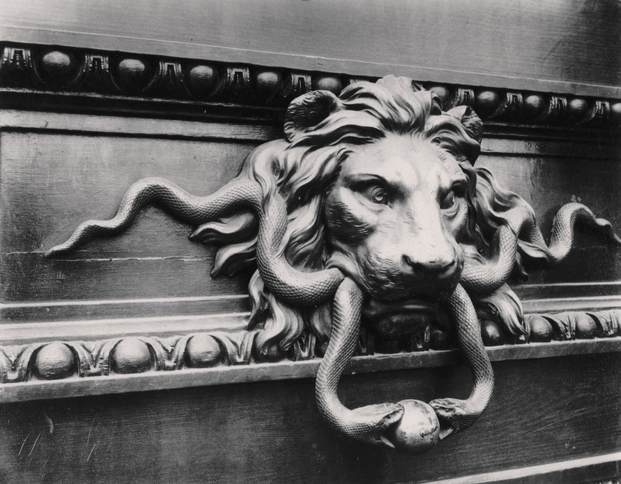 Leijona ovenkoputtaja, Pariisi tekijältä Eugène Atget