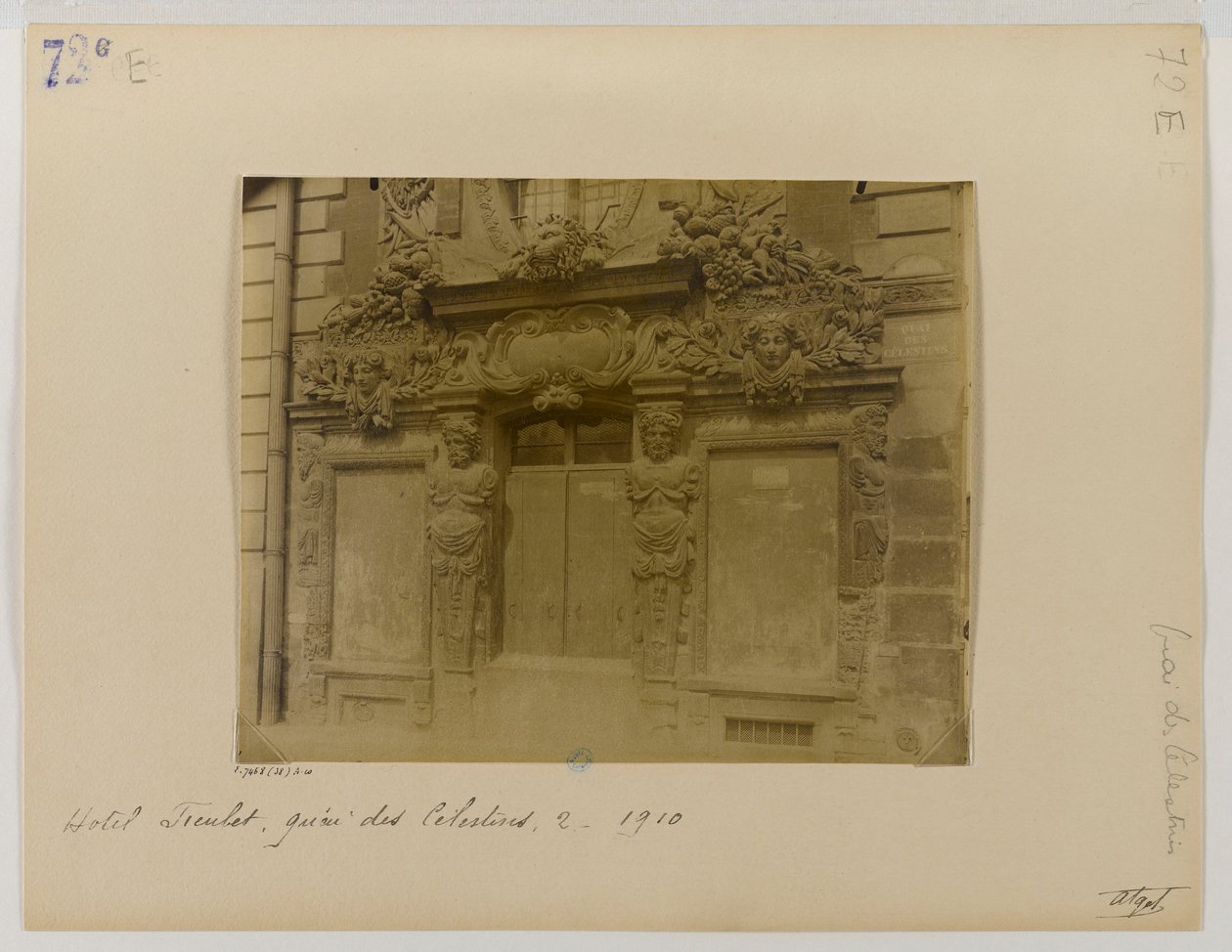 Ovi, kadun julkisivu, Hôtel de Fieubet (Hôtel de la Valette, Massillonin koulu), 2 quai des Célestins, 4. kaupunginosa, Pariisi tekijältä Eugène Atget