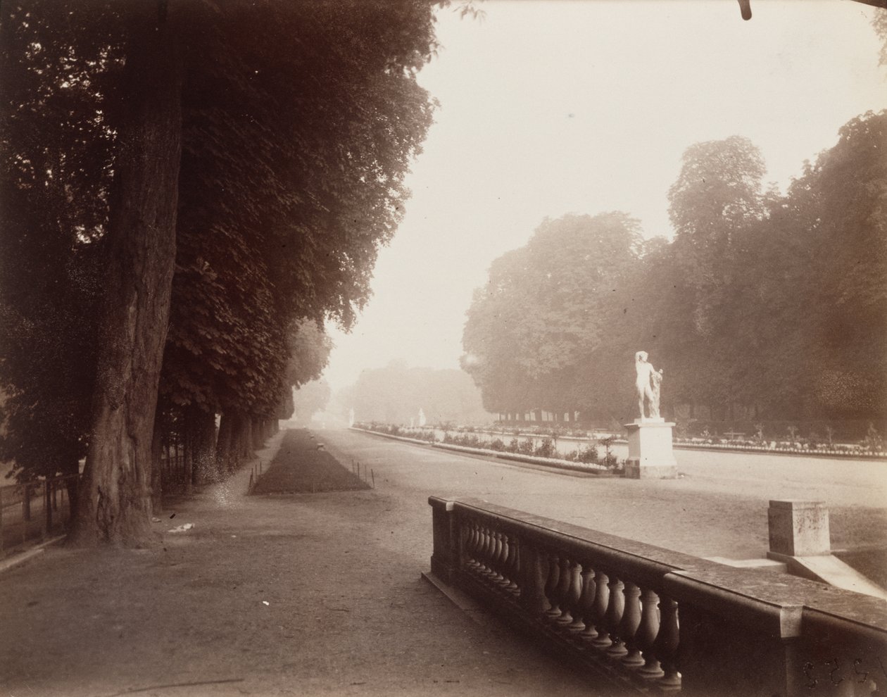 Saint-Cloud tekijältä Eugène Atget