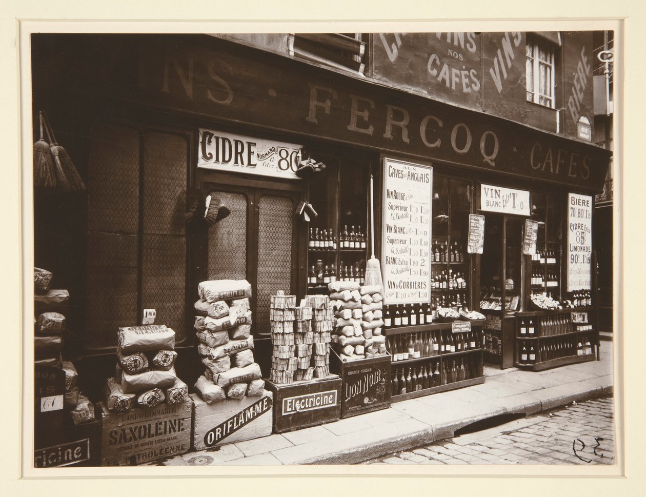 Myymälän etuosa tekijältä Eugène Atget