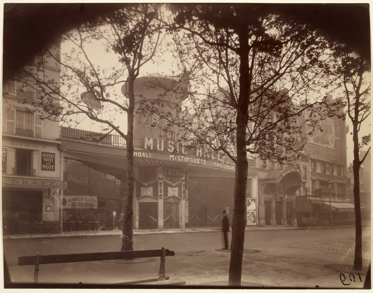 Moulin Rouge tekijältä Eugène Atget