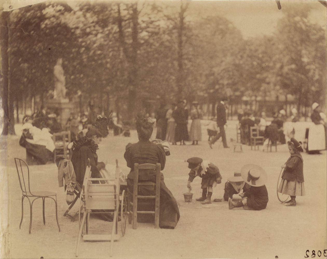 Naiset ja lapset Luxemburgin puutarhassa tekijältä Eugène Atget