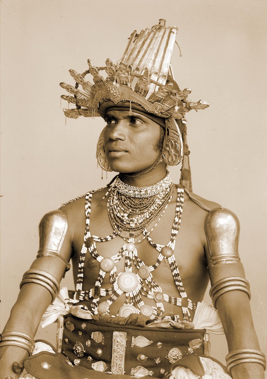 Sri Lankan tanssijan muotokuva kohokuvioidulla hopeakypärällä, n. 1890 tekijältä Eugène Trutat