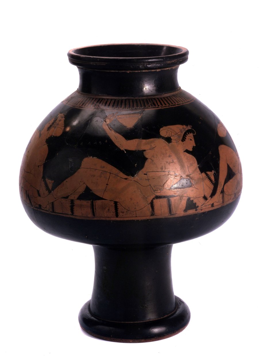 Attikalainen punakuvioinen maljakko, jossa symposium-kohtaus, 505-500 eaa. KERAMIIKKA tekijältä Euphronios