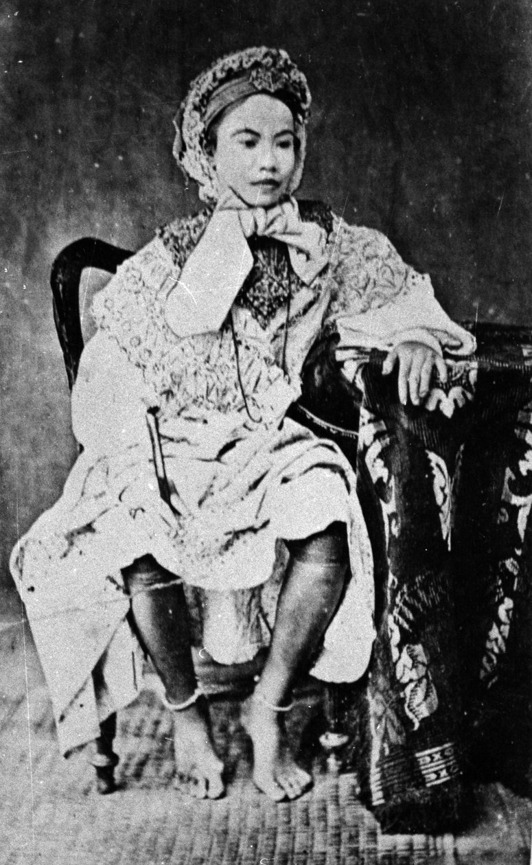 Kambodžan tai siamilainen kuningatar eurooppalaisessa mekossa, noin 1860-luku tekijältä European Photographer