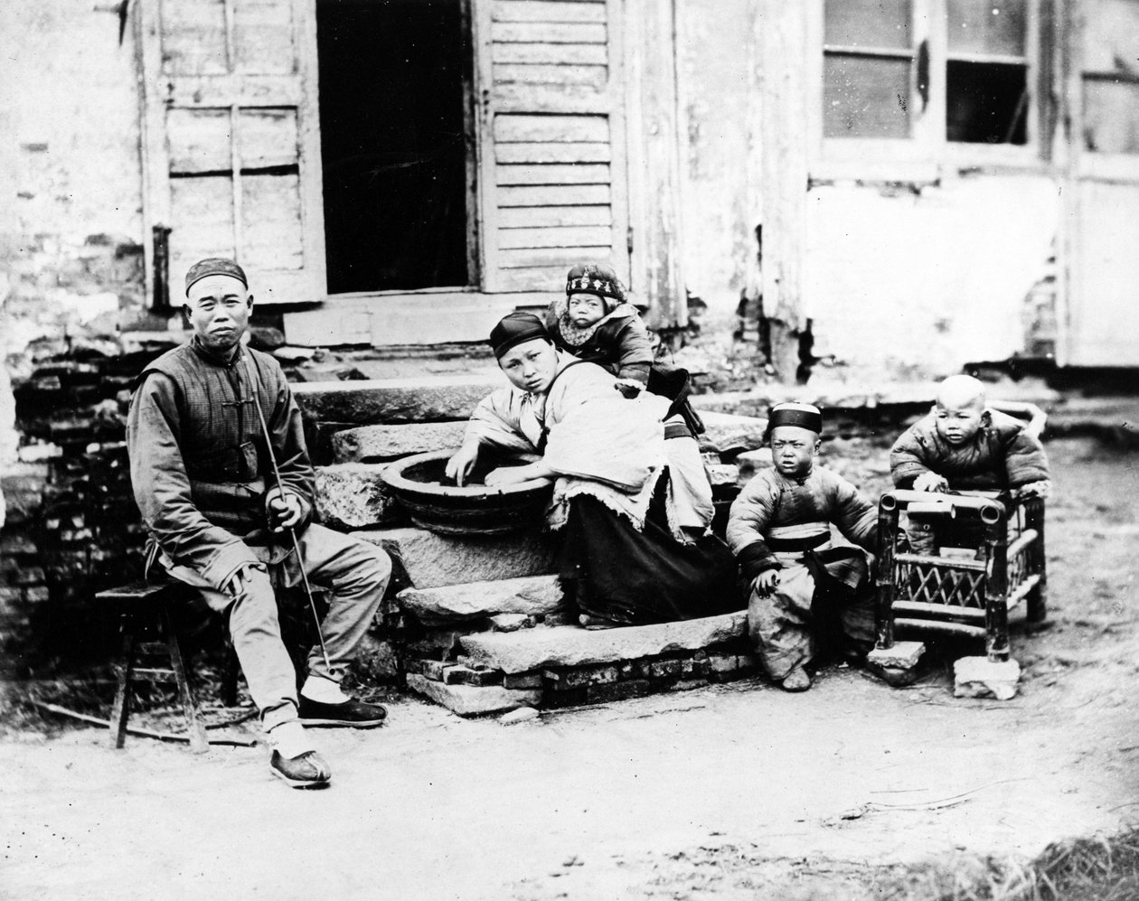 Kiinalainen perhekohtaus, noin 1870-luku tekijältä European Photographer
