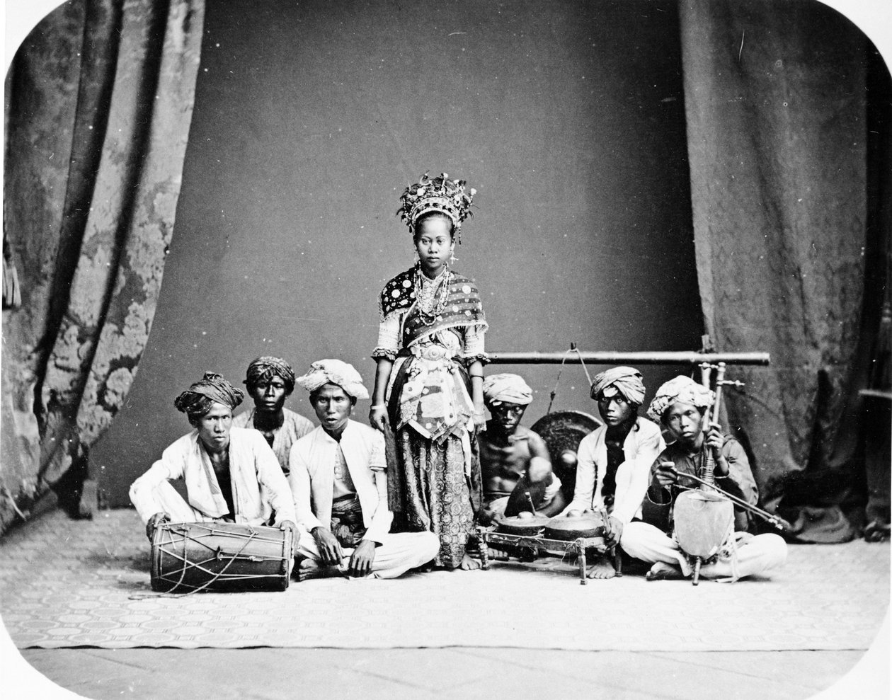 Batavian tanssityttö, noin 1870-luku tekijältä European Photographer