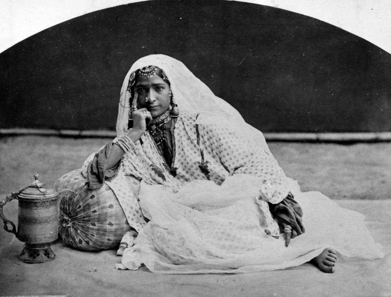 Kashmiri Nautch Girl, noin 1860-luku tekijältä European Photographer