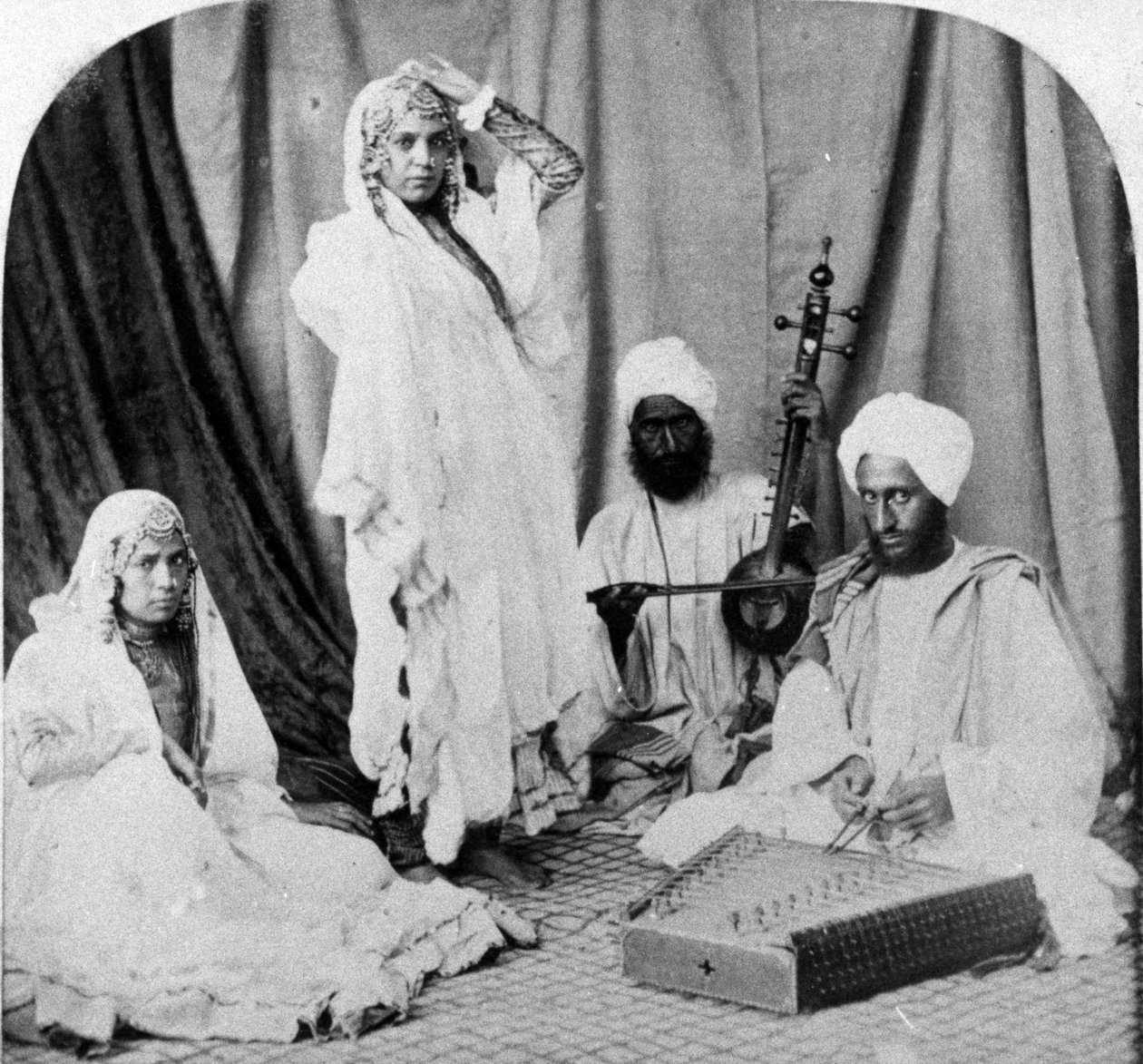 Nautch-tyttöjä ja muusikoita, noin 1860-80 tekijältä European Photographer