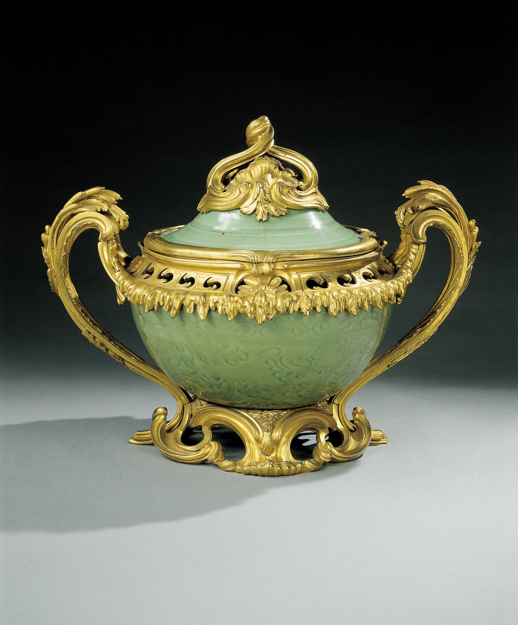 Louis XV pot-pourri-maljakko (ormolu-asennettu kiinalainen celadon-posliini) tekijältä European School