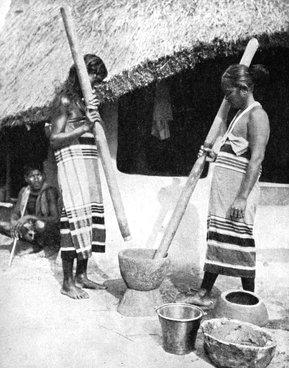 Newar women pounding grain, Nepal, 1936. tekijältä Ewing Galloway