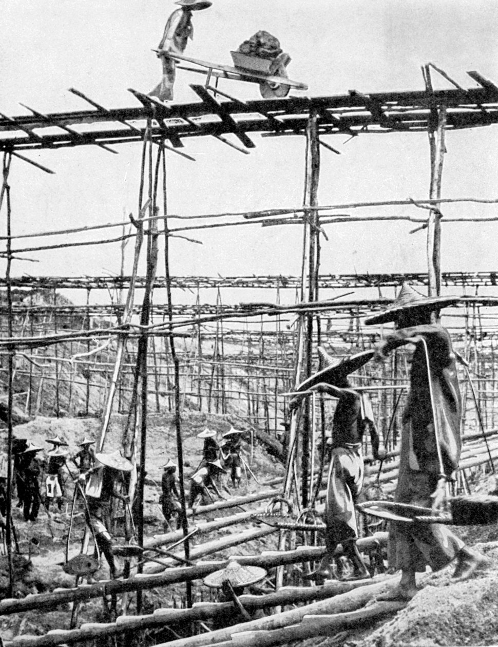 Primitiiviset menetelmät maailman rikkaimmalla tina-alueella, Taiping, Kiina, 1936. tekijältä Ewing Galloway