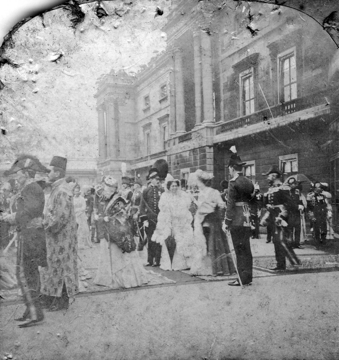 HM the King, Buckinghamin palatsi, Lontoo, katsaus Intian ja siirtomaajoukoista. tekijältä Excelsior Stereoscopic Tours
