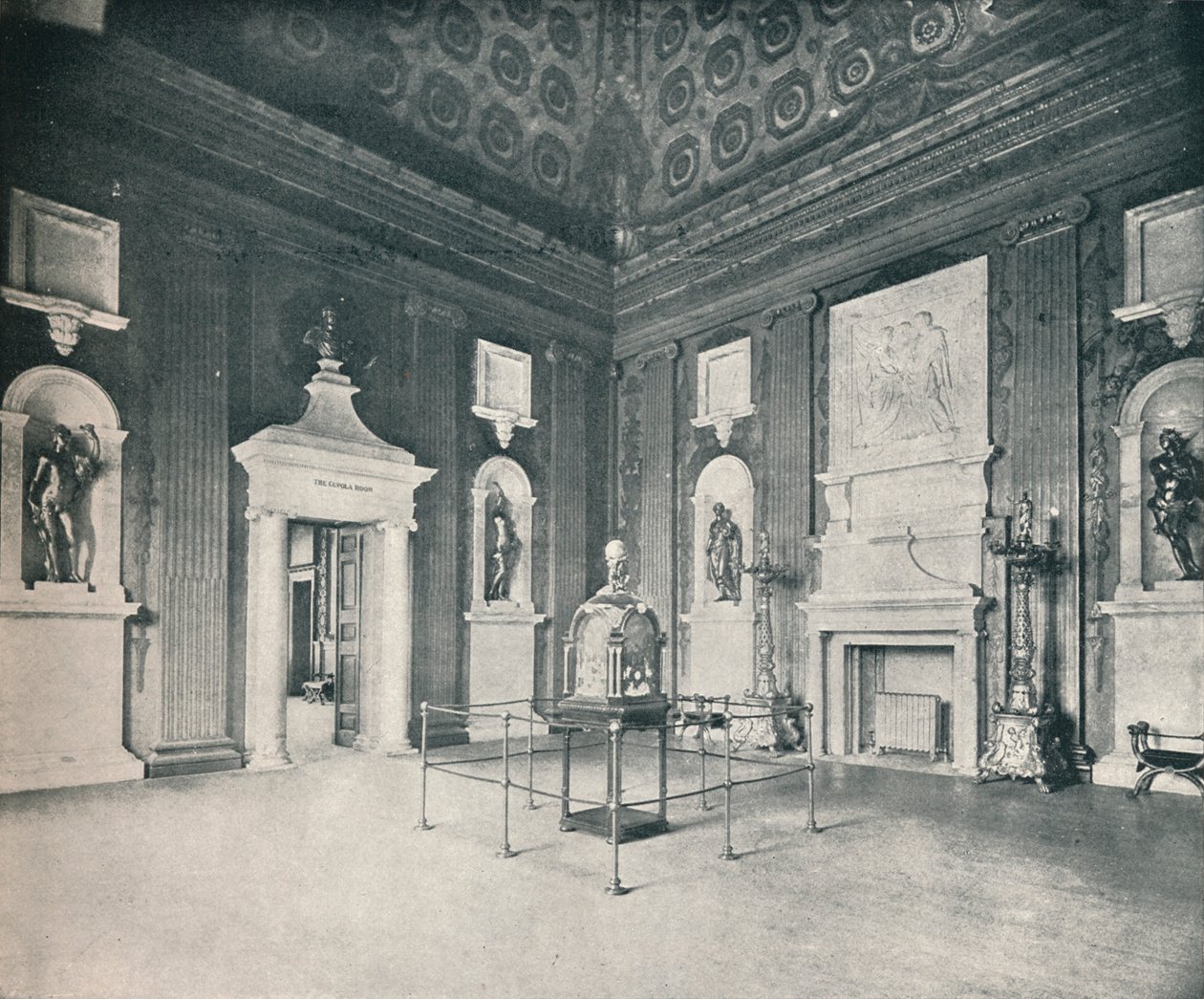 Kuppi- tai kuutiohuone Kensingtonin palatsissa, 1899, 1901 tekijältä Eyre and Spottiswoode