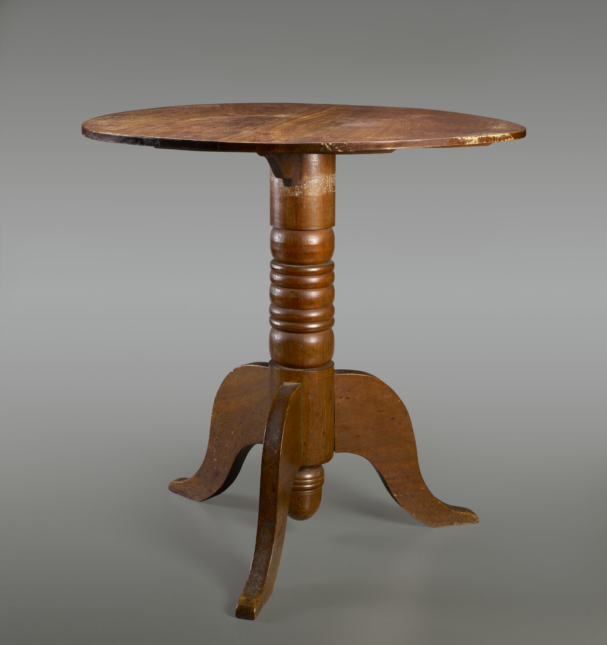 Keskipöytä, c. 1870-1890 (mänty) tekijältä F. Marellea