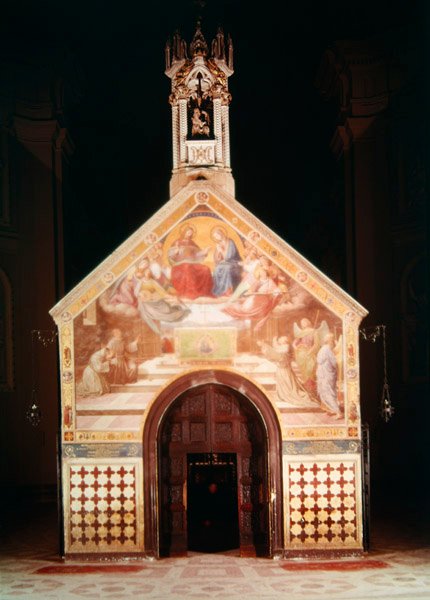Porziuncola-kappelin ulkopuoli freskolla, joka esittää Pyhän Franciscuksen vastaanottamassa Assisin anteeksiantoa (Friedrich Overbeck), 1829; Santa Maria degli Angelin sisätilat (rekonstruoinut Luigi tekijältä F and Poletti Overbeck