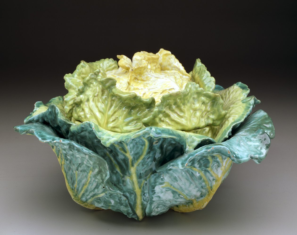 "Cabbage" -tyyli ja kansi, n. 1755 (tinalasitettu keramiikka) tekijältä Factory Sceaux