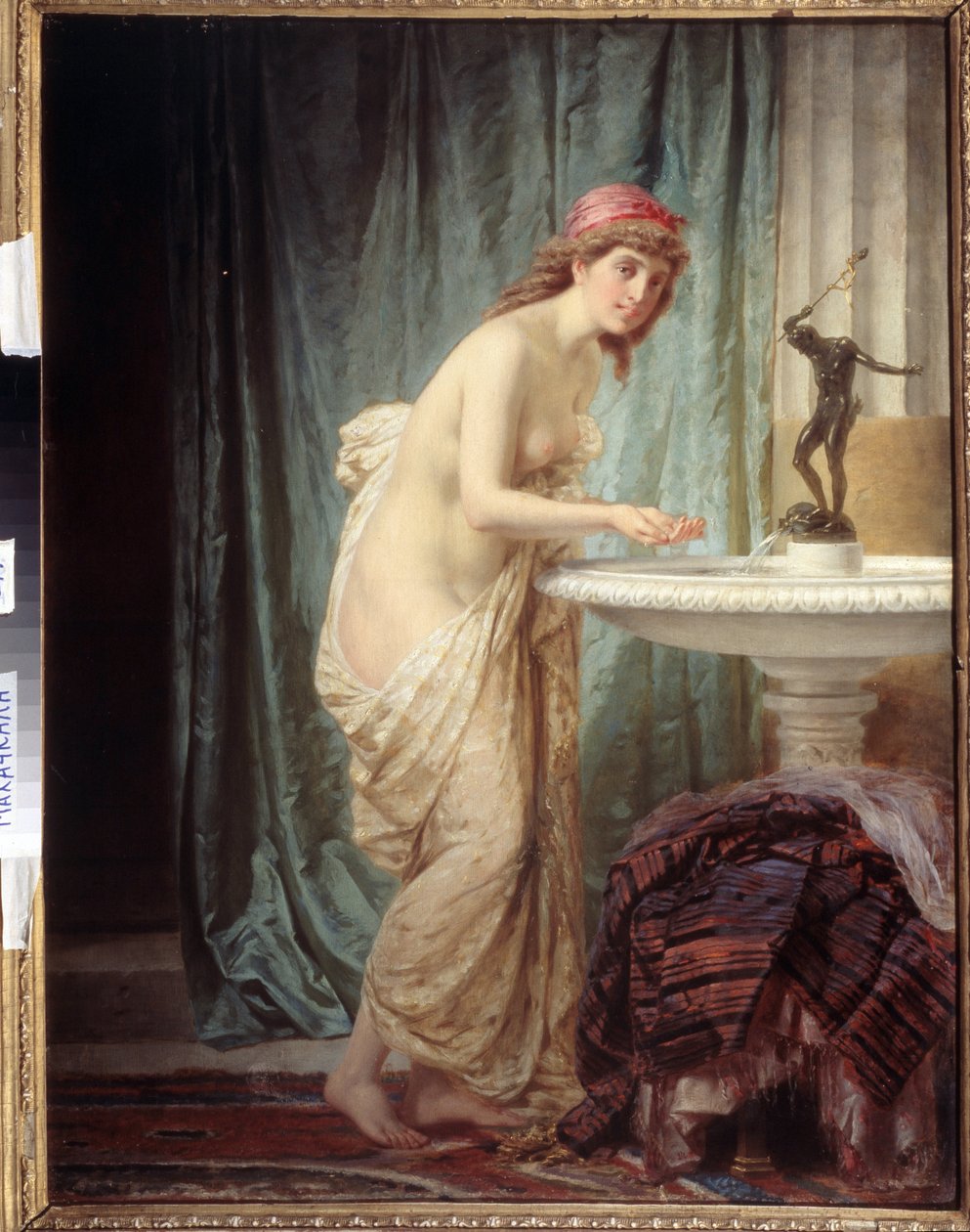 Orientalismi ""Aamukäymälä"" nuori nainen vain lakanoihin pukeutunut virkistäytyy suihkulähteellä. Feodor Andrejevitš Bronnikovin (1827-1902) maalaus Dagestanin tasavallan valtion taidemuseo, Makhatshkala, Venäjä tekijältä Fedor Andreevich Bronnikov