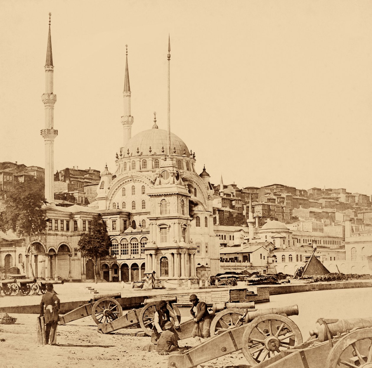 Tykistö- ja sotatarvikeliike, Istanbul, 1855 (seepiaprintti) tekijältä Felice Beato