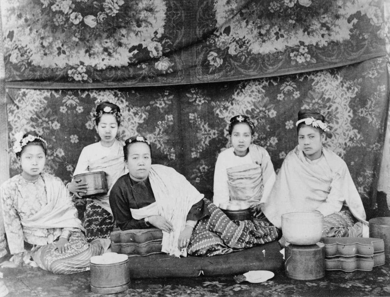 Burmalainen nainen ja hänen palvelijansa, noin 1885 tekijältä Felice Beato