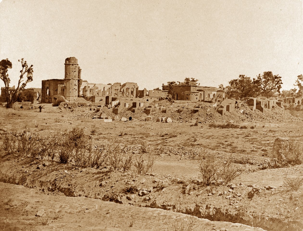 Kirkon piha ja residenssi kaukana, Lucknow tekijältä Felice Beato