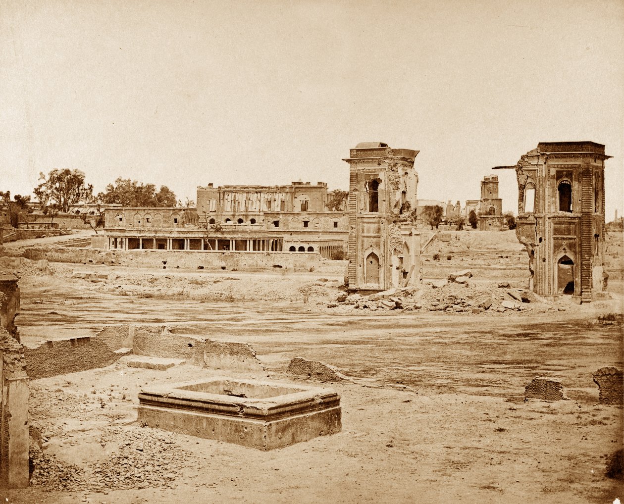 Yleisnäkymä residenssistä, Lucknow tekijältä Felice Beato
