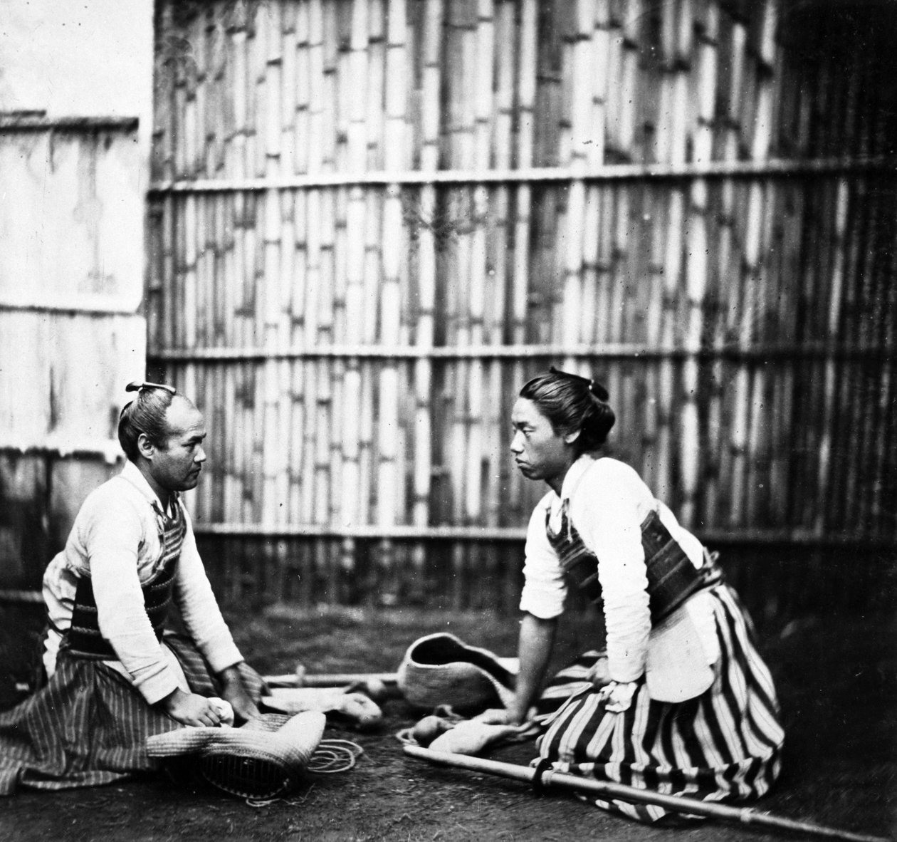 Japanilaiset "miekkailijat", noin 1860-luku tekijältä Felice Beato