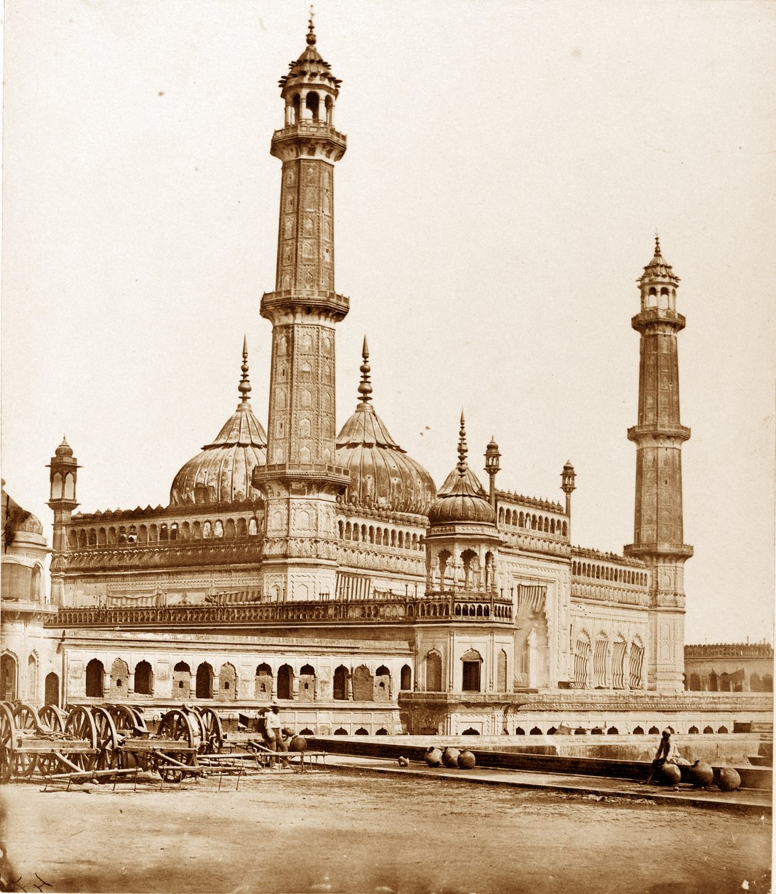 Asophoo Dowlahs Emambaran moskeijan sisällä, Lucknow tekijältä Felice Beato
