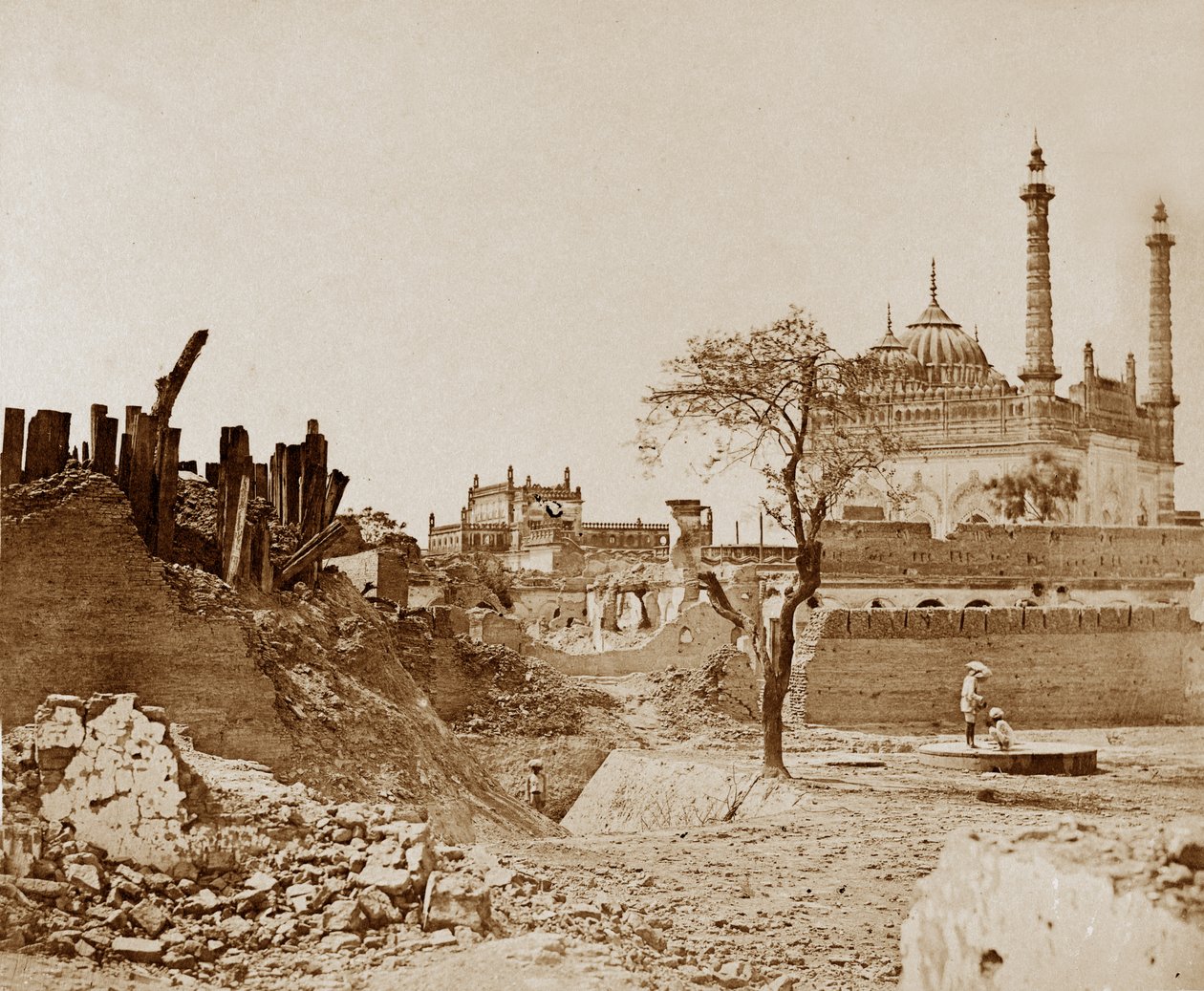Patteri lähellä Begum Koteeta, Lucknow, Lucknow tekijältä Felice Beato