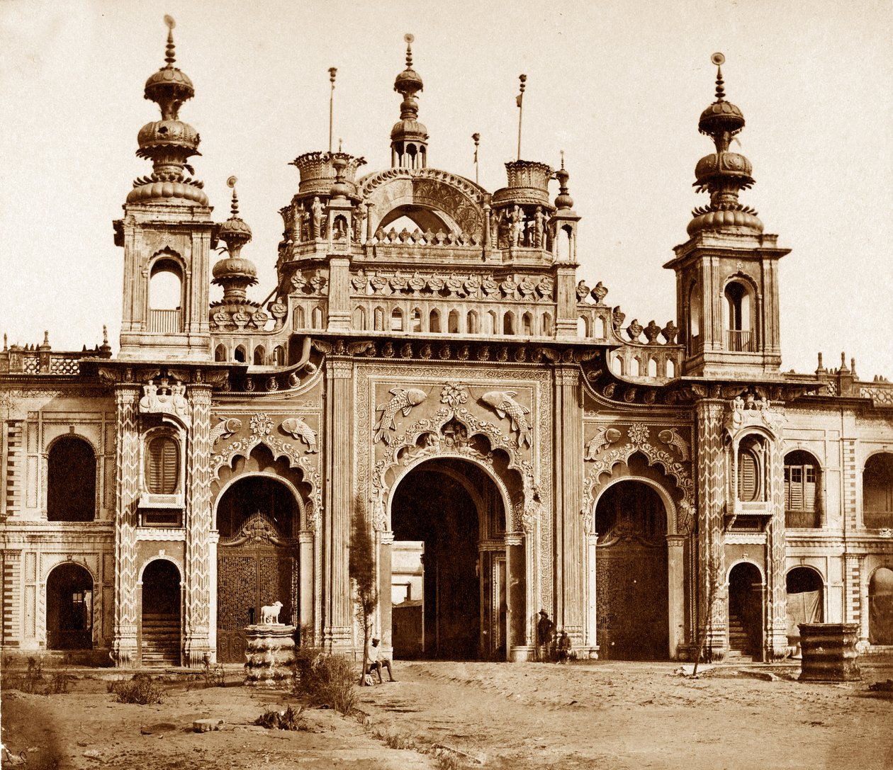 Kaiser Baghin suuri portti, Lucknow, 1858 tekijältä Felice Beato
