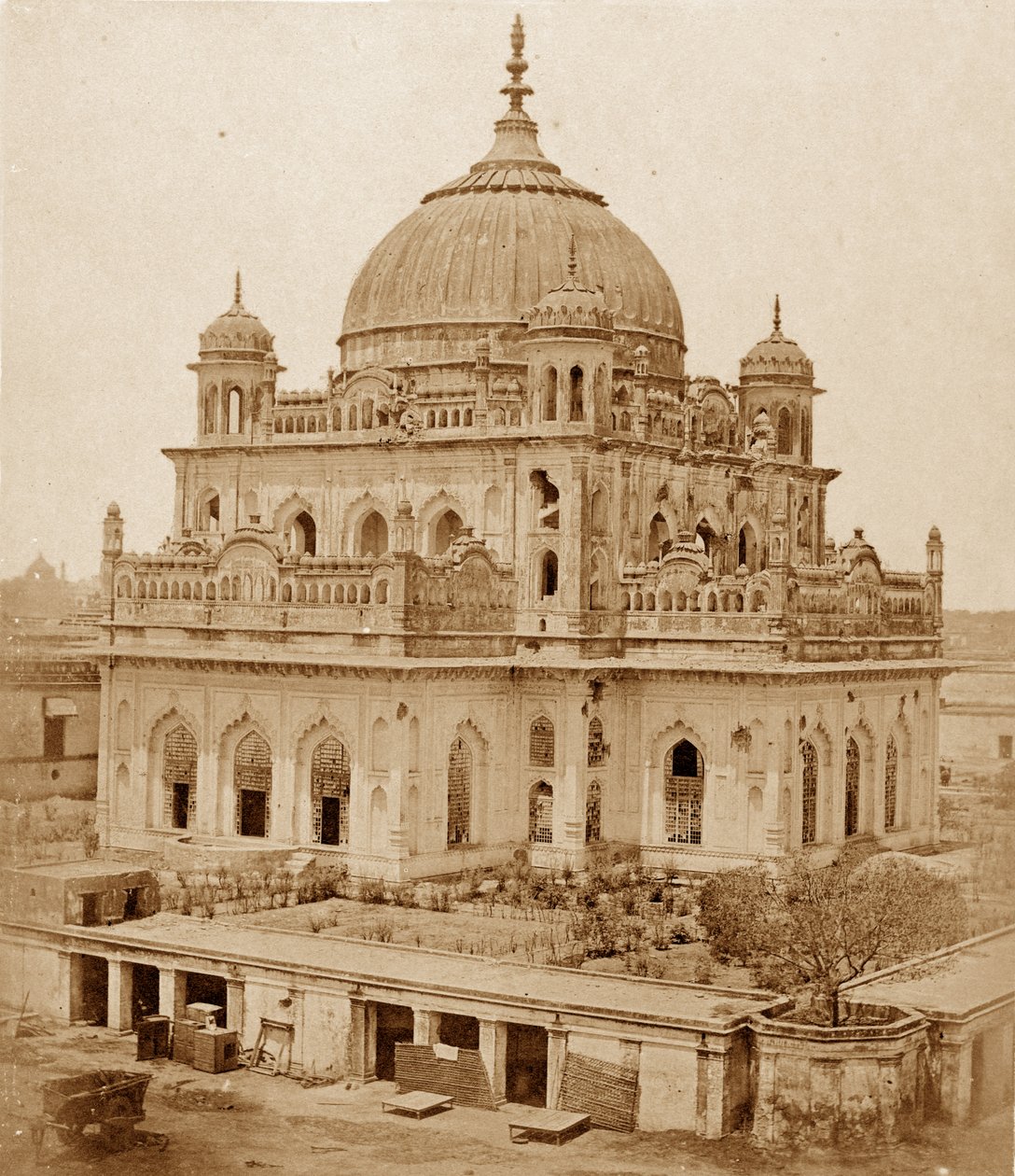 Saadat Alin hauta Kaiserbaghin palatsissa, Lucknow, 1858. tekijältä Felice Beato