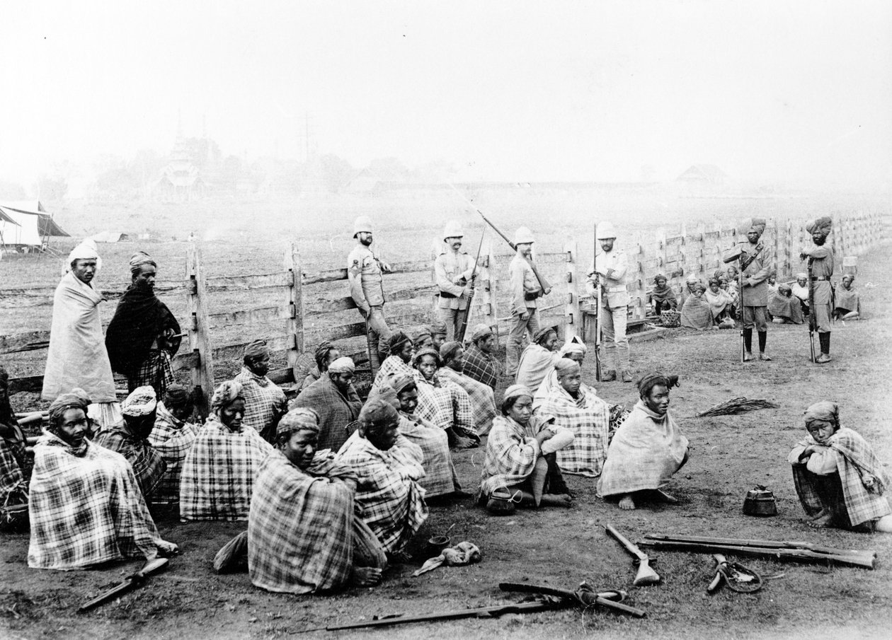 Wuntho Sawbwan joukot luovuttavat aseita Britannian viranomaisille Wunthossa, 1891 tekijältä Felice Beato
