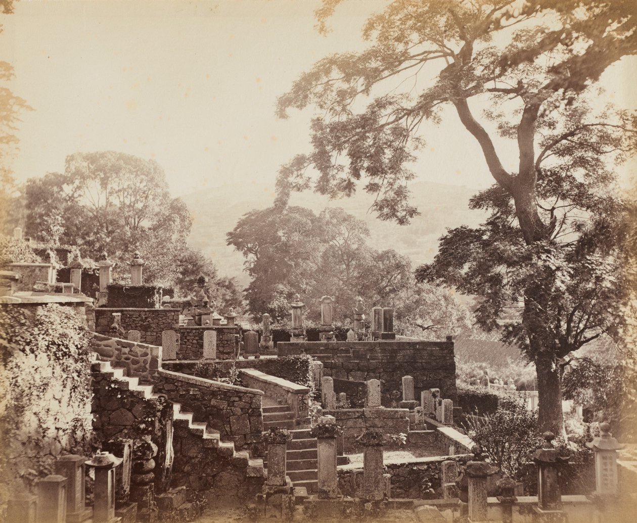 Japanilainen temppelihautausmaa, Shuntoji, Nagasaki, n. 1867. tekijältä Felice A. Beato