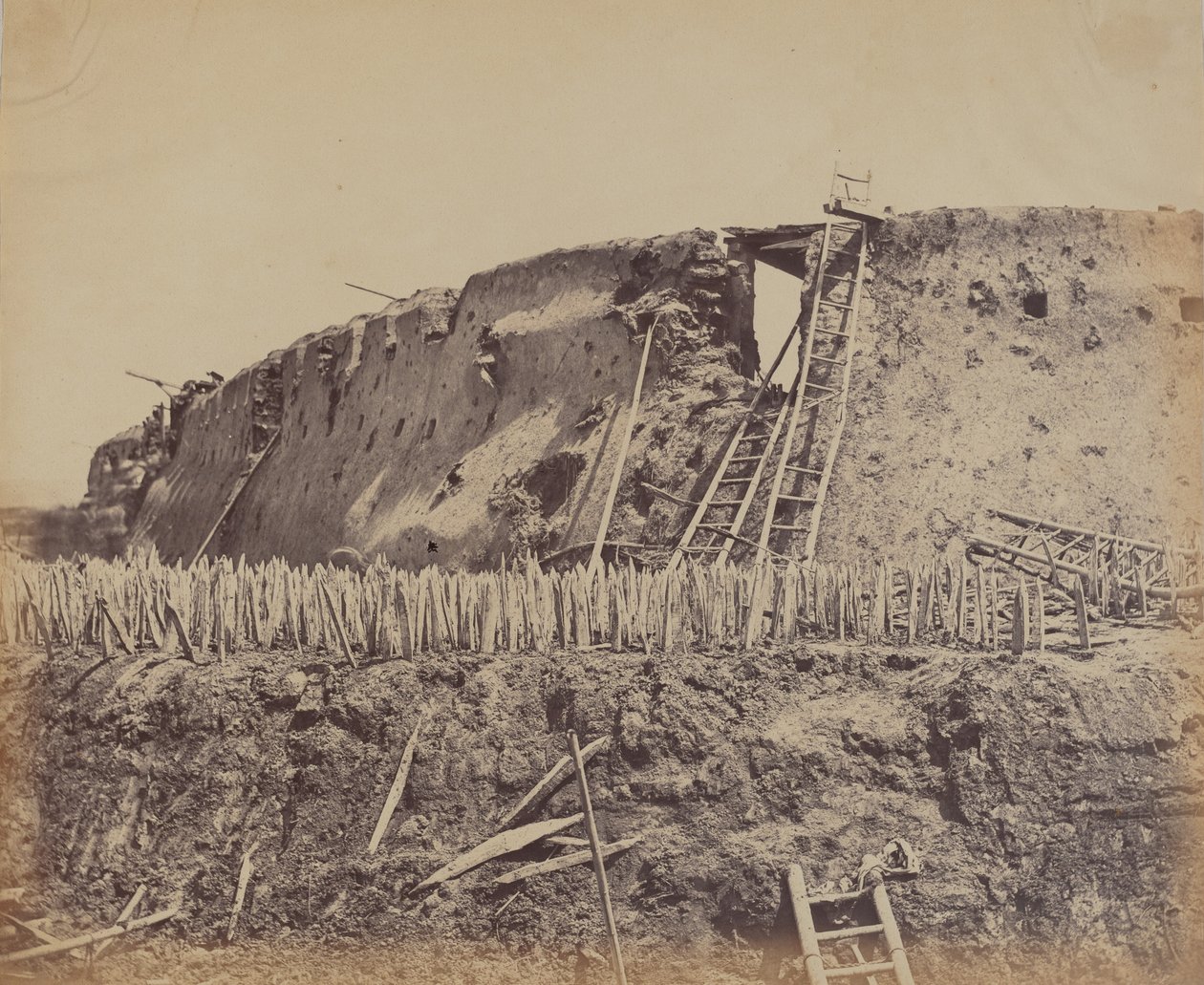 Pohjois-Takun linnoituksen kulma, johon ranskalaiset tulivat, 21. elokuuta 1860, 1860. tekijältä Felice Beato