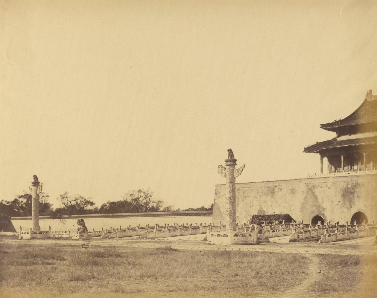 Talvipalatsin sisäänkäynti, Pekin, lokakuu 1860. tekijältä Felice Beato