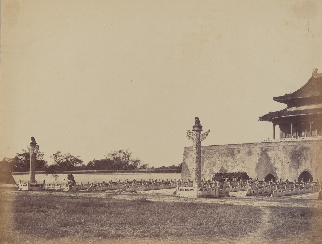 Sisäänkäynti Talvipalatsiin, Pekin, 29. lokakuuta 1860, 1860. tekijältä Felice Beato