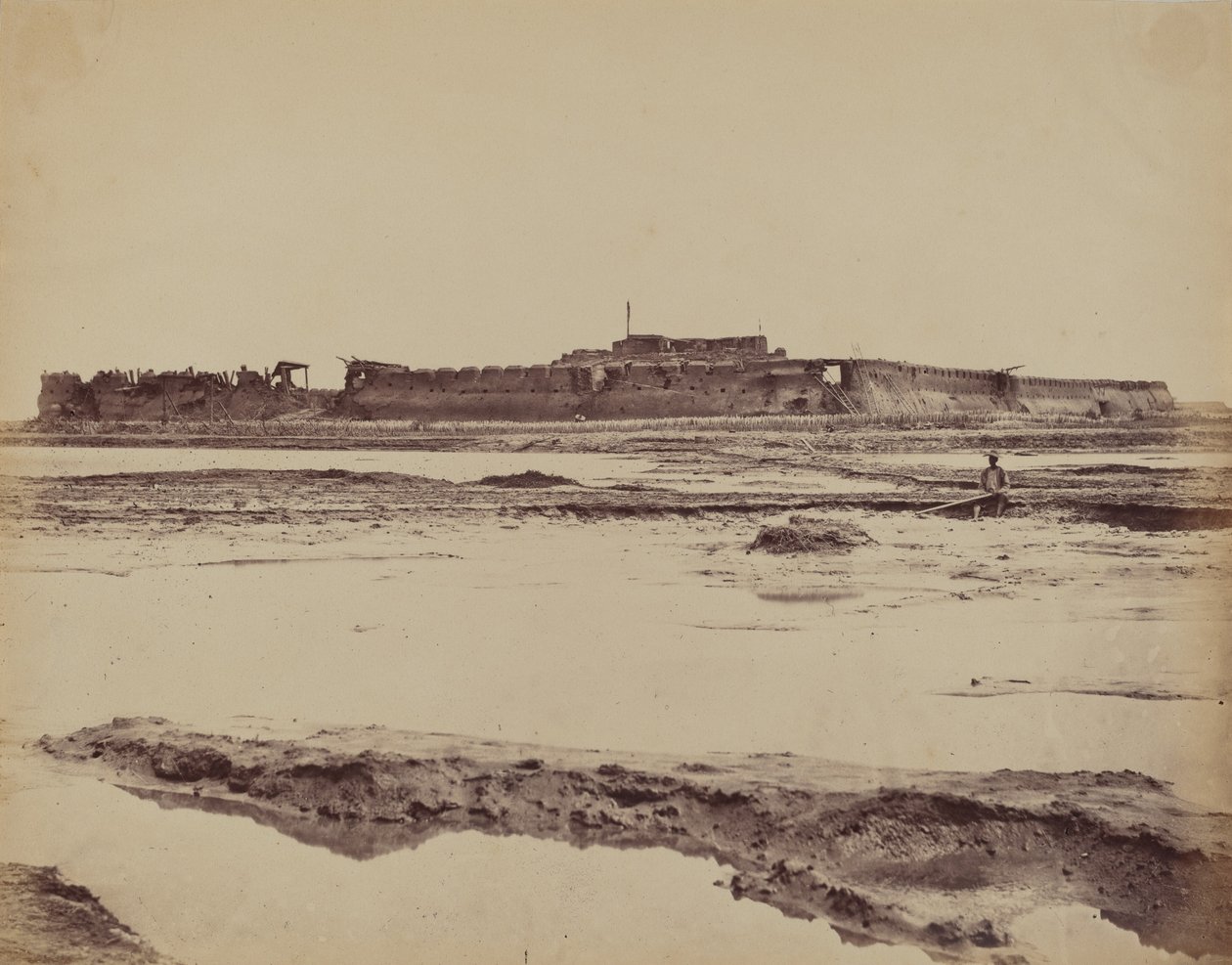 Pohjois-Takun linnoituksen ulkopuoli Peihojoella, jossa näkyy englantilainen ja ranskalainen sisäänkäynti, 21. elokuuta 1860. tekijältä Felice Beato