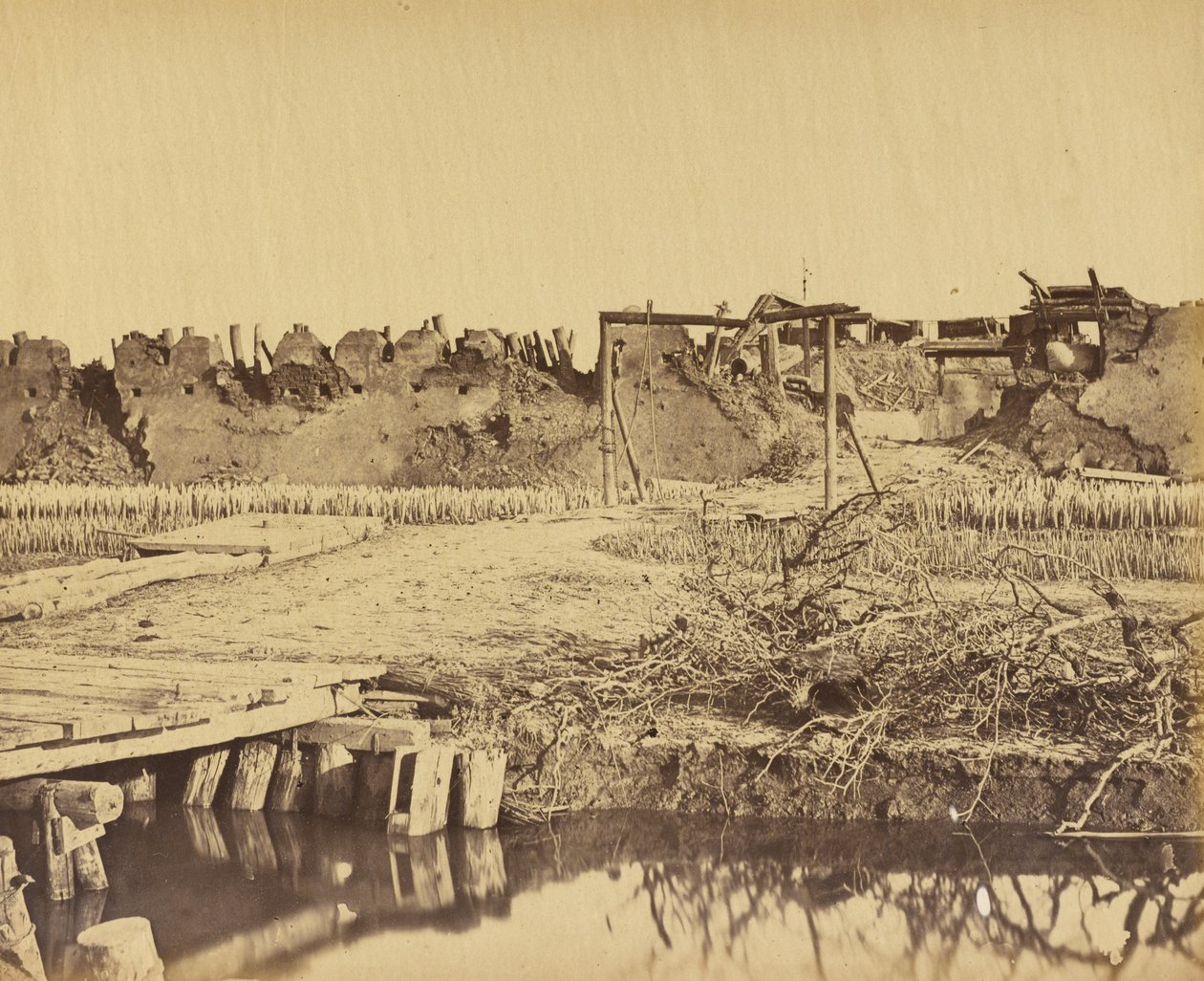 Pohjoisen linnakkeen ulko-ovi, josta näkyy englantilainen sisäänkäynti 21. elokuuta 1860. tekijältä Felice Beato