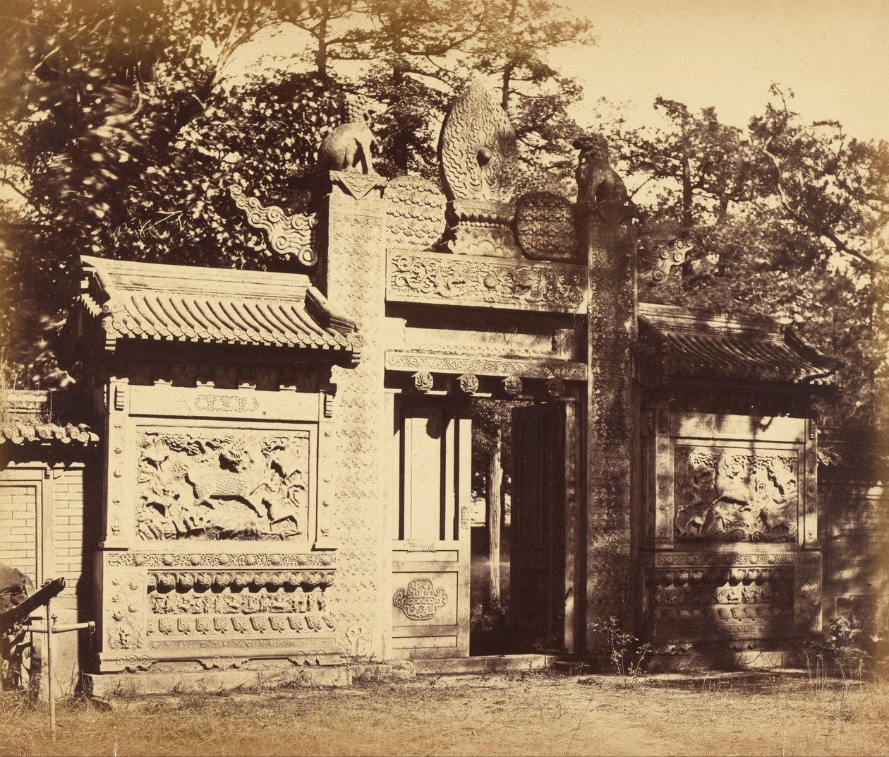 Hautakammion ulkopuoli lähellä Pekiniä lokakuussa 1860 tekijältä Felice Beato