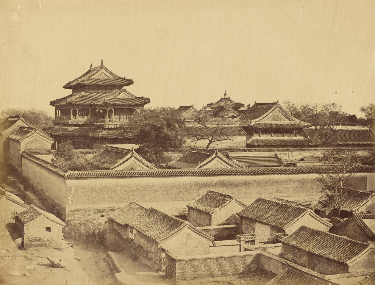 Ensimmäinen näkymä Pekingistä Antin-portilta kuvattuna, lokakuu 1860 tekijältä Felice Beato