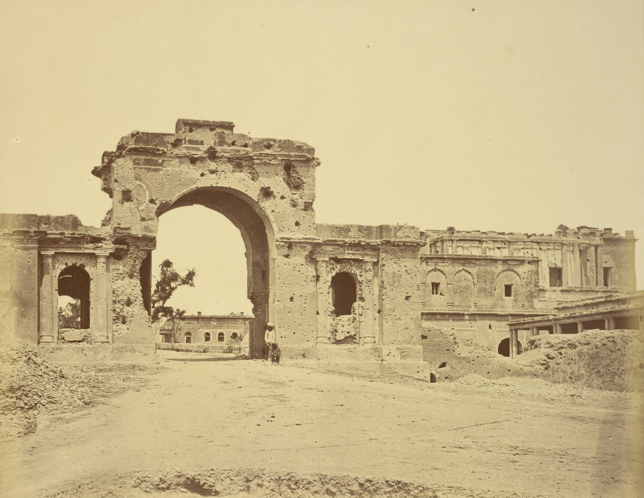 Residenssiin johtava portti, yleisesti Bailee Guard Gate, everstiluutnantti R.H.M. Aitken, 13. Bengalin alkuperäiskansasta tekijältä Felice Beato