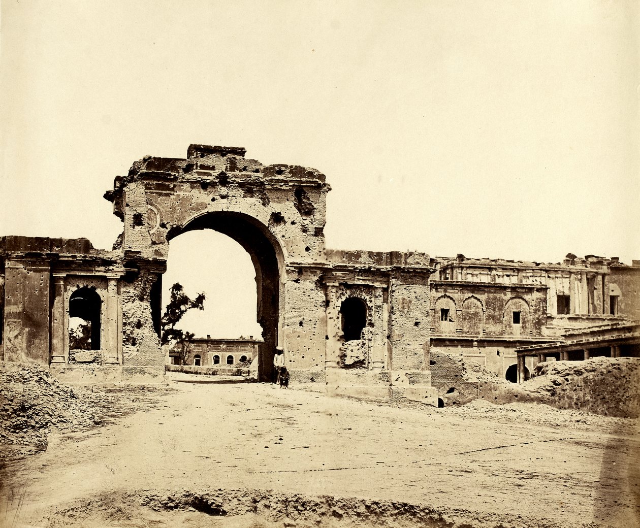 Residenssiin johtava portti, Lucknow, 1858 tekijältä Felice Beato