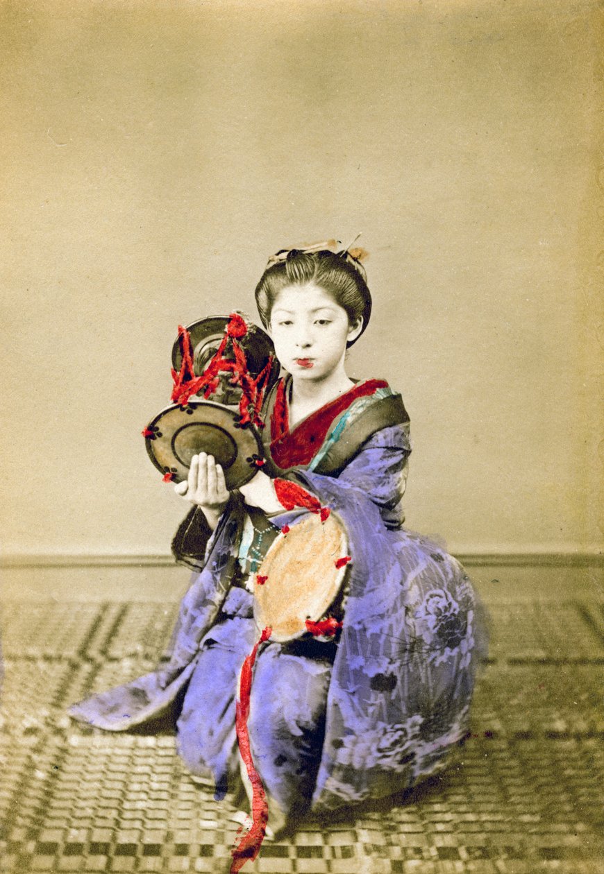 Geisha soittamassa tsuzumia, Japani, 1882 tekijältä Felice Beato