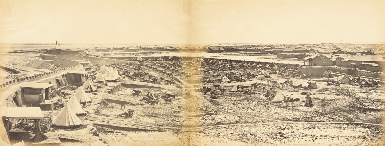 Pehtangin linnoituksen sisätilat, jossa näkyy Probynin hevonen, 1. elokuuta 1860 tekijältä Felice Beato