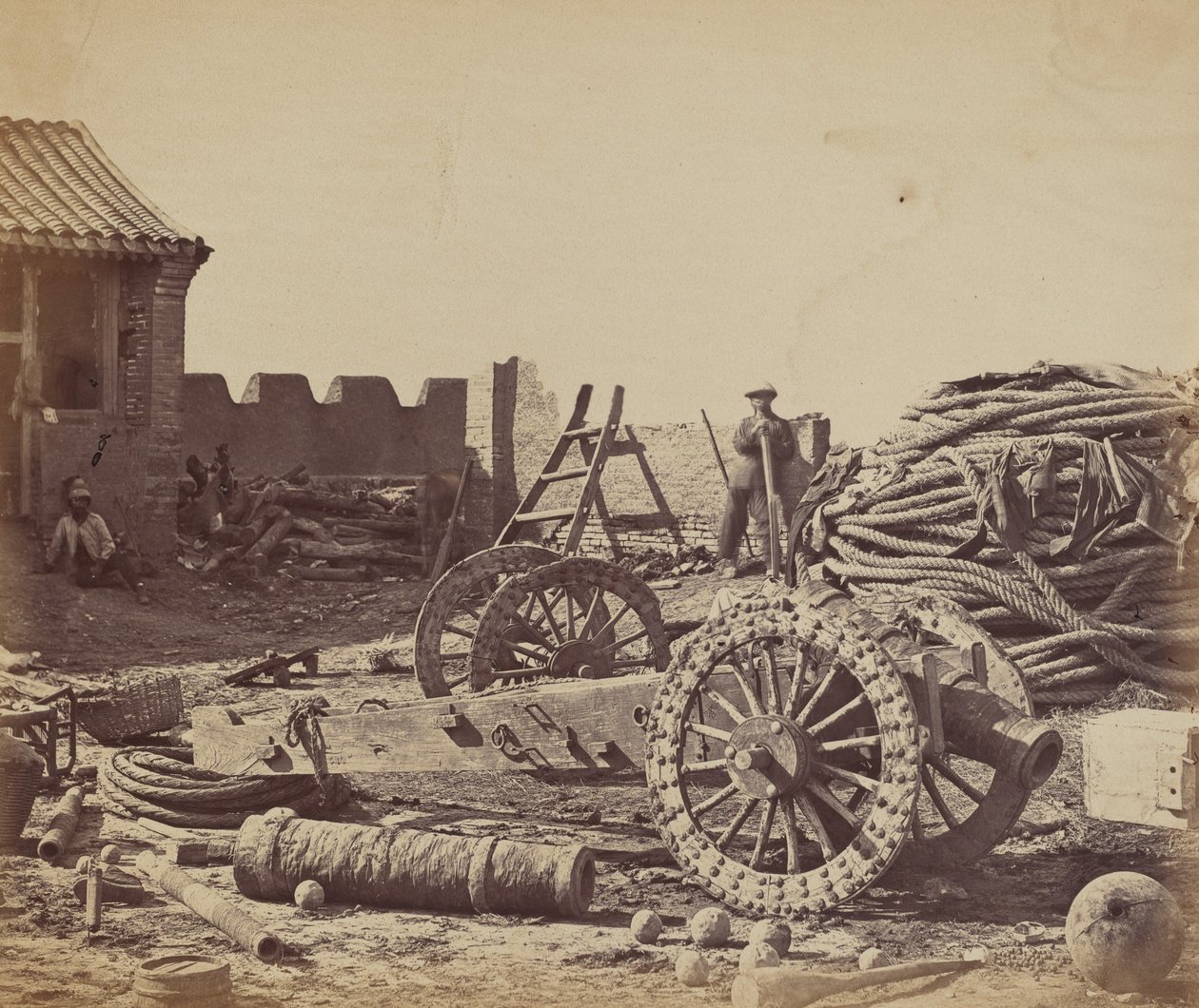 Pehtangin linnoituksen sisätilat, jossa näkyy lehti ja puinen ase, 1. elokuuta 1860 tekijältä Felice Beato