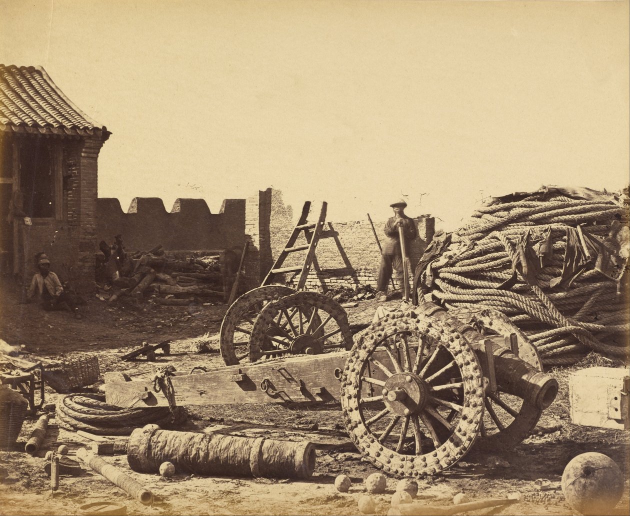 Pehtangin sisustus, joka näyttää lehden ja puupistoolin, 1. elokuuta 1860 tekijältä Felice Beato